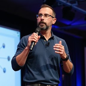 En Gerard, amb un micròfon a la mà